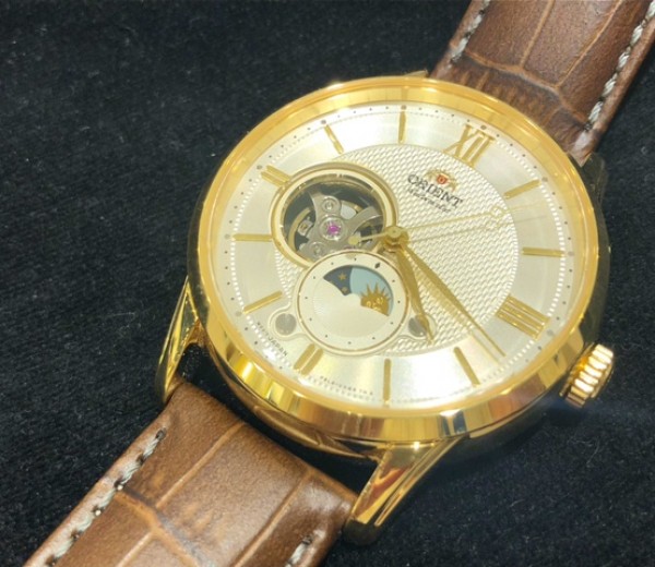 【羽田店】上品なサン＆ムーン付き腕時計　ORIENT